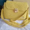 Bolso color mostaza