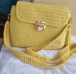 Bolso color mostaza
