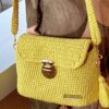Bolso color mostaza
